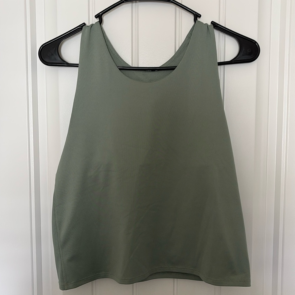Athletic sports bra
